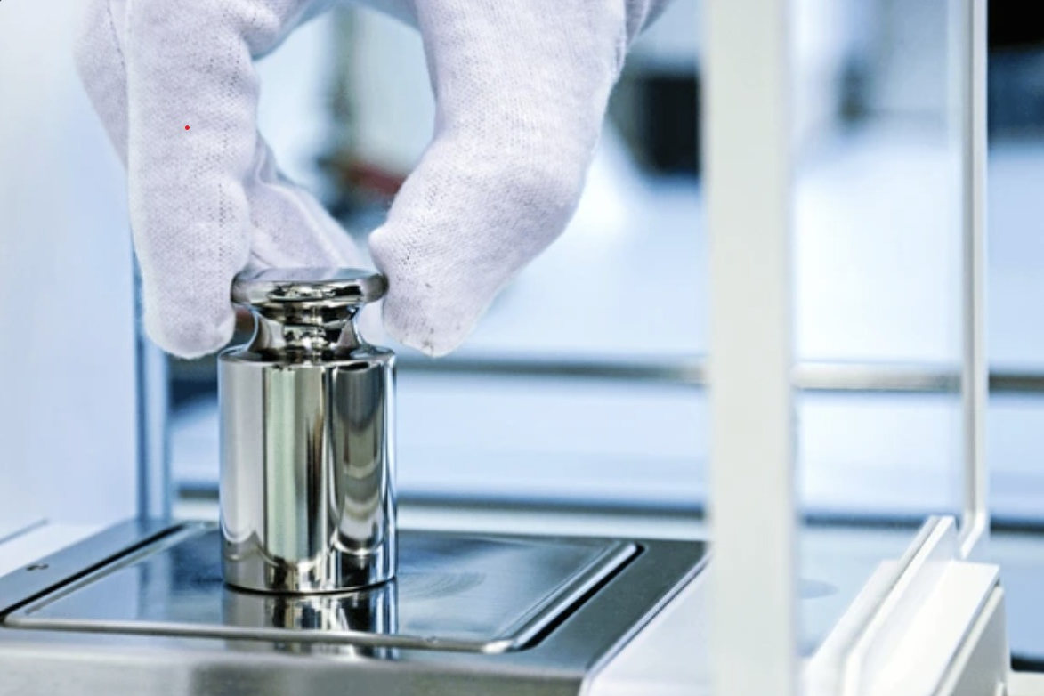 Precisiegewichten op een kalibratiebalans in het MASSLAB laboratorium