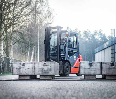 Heftruck met grote massastukken voor kalibratie van industriële weegapparatuur
