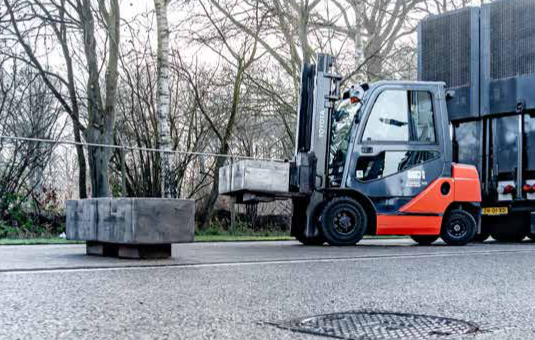 Heftruck bij het plaatsen van zware kalibratiegewichten