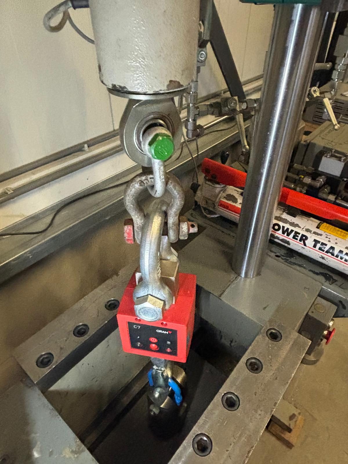 Calibrating a crane scale in the tensile test bench at MASSLAB