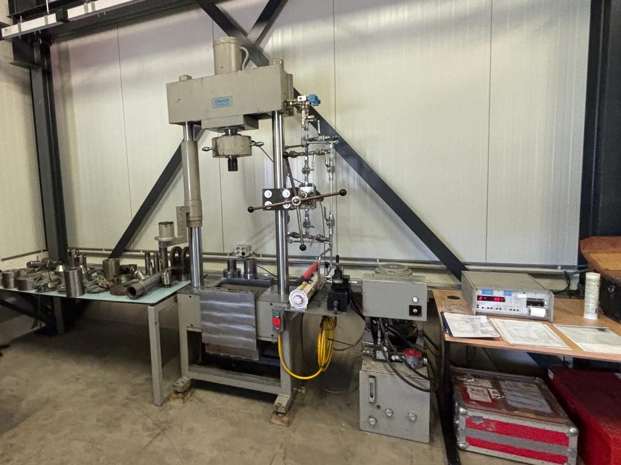 MASSLAB force laboratory for calibration in tension and compression